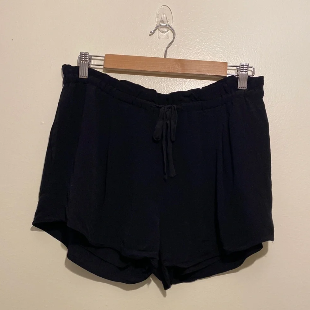 WILFRED ARITZIA BLACK DRAWSTRING SHORTS WITH POCKETS. Size M